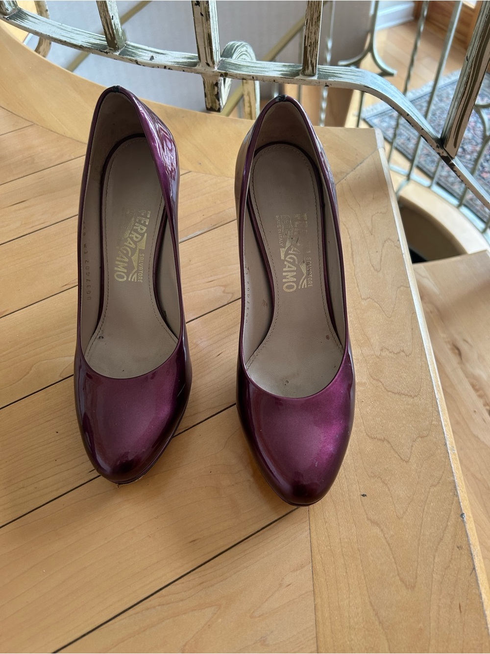 Salvatore Ferragamo vintage Women's Metallic Plum Pumps 7.5